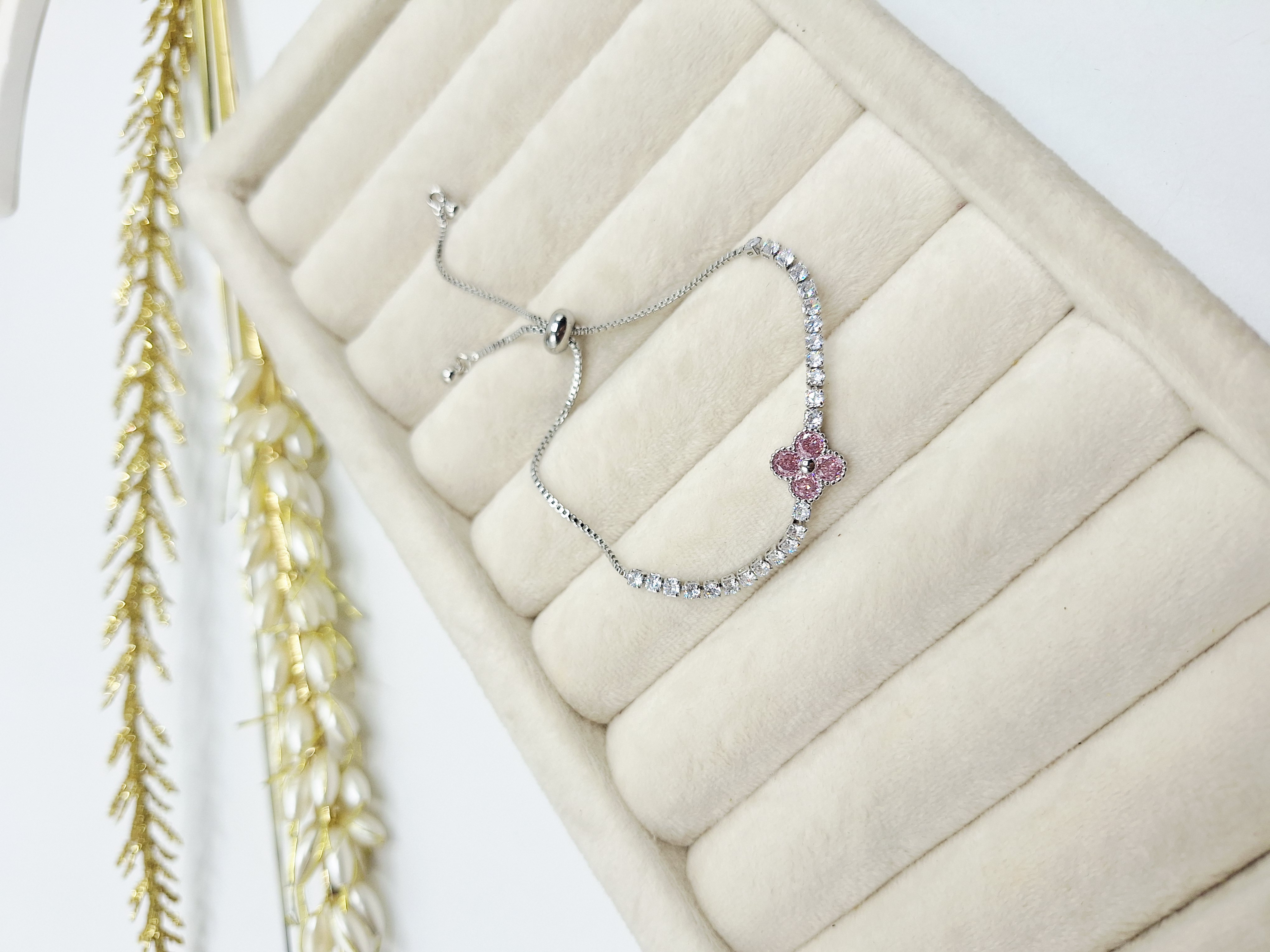 دستبند جواهری طرح ونکلیف صورتی ( مدل آسانسوری قابل تنظیم)
